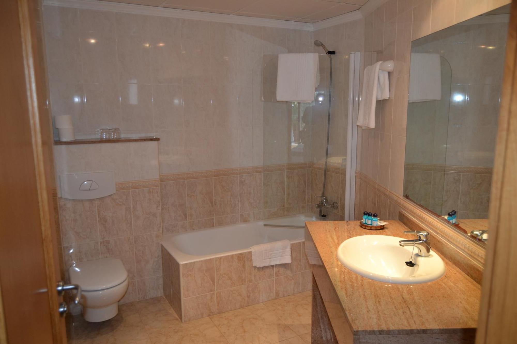 Hostal Leo D'Or กาลาดอร์ ภายนอก รูปภาพ